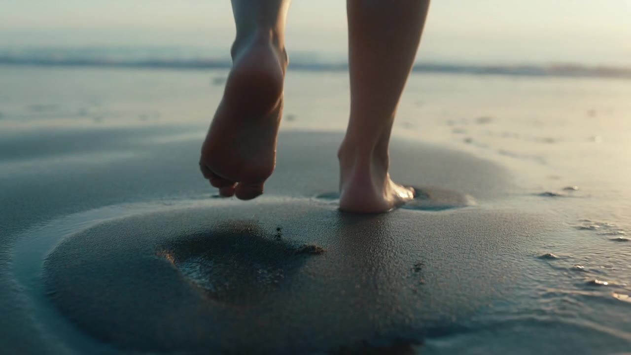 पैरों के नीचे गीली रेत — एक depressive सुबह का बोझ।